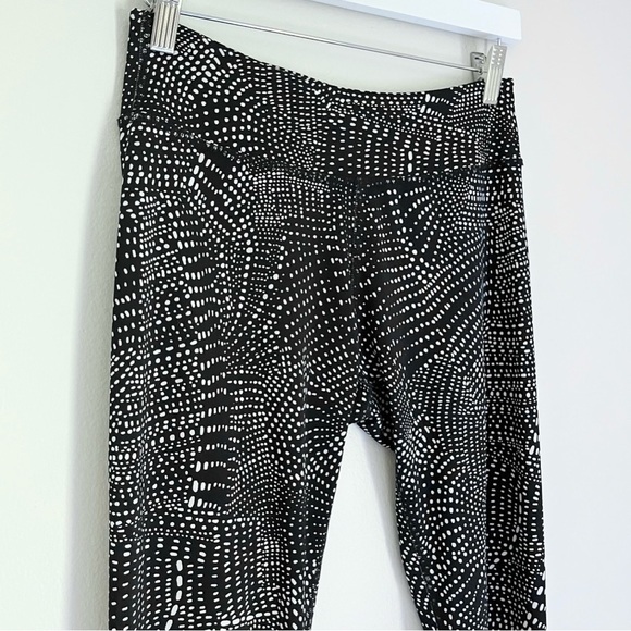 Beyond Yoga Women’s Black and White Swirl Dots Pattern Size‎ Medium - Picture 3 of 6
